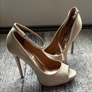 Badgley Mischka Cream Peep-Toe Heels